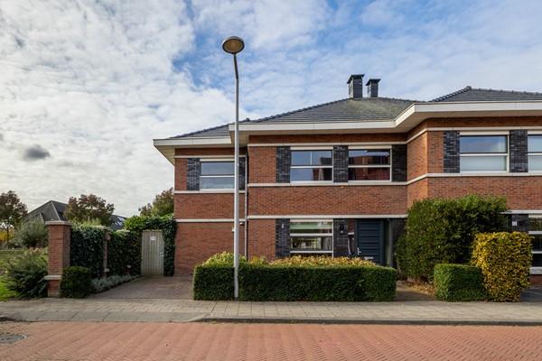 Uitgebouwde twee-onder-een-kapwoning met 5 slaapkamers, gelegen aan groen, water en speelveld